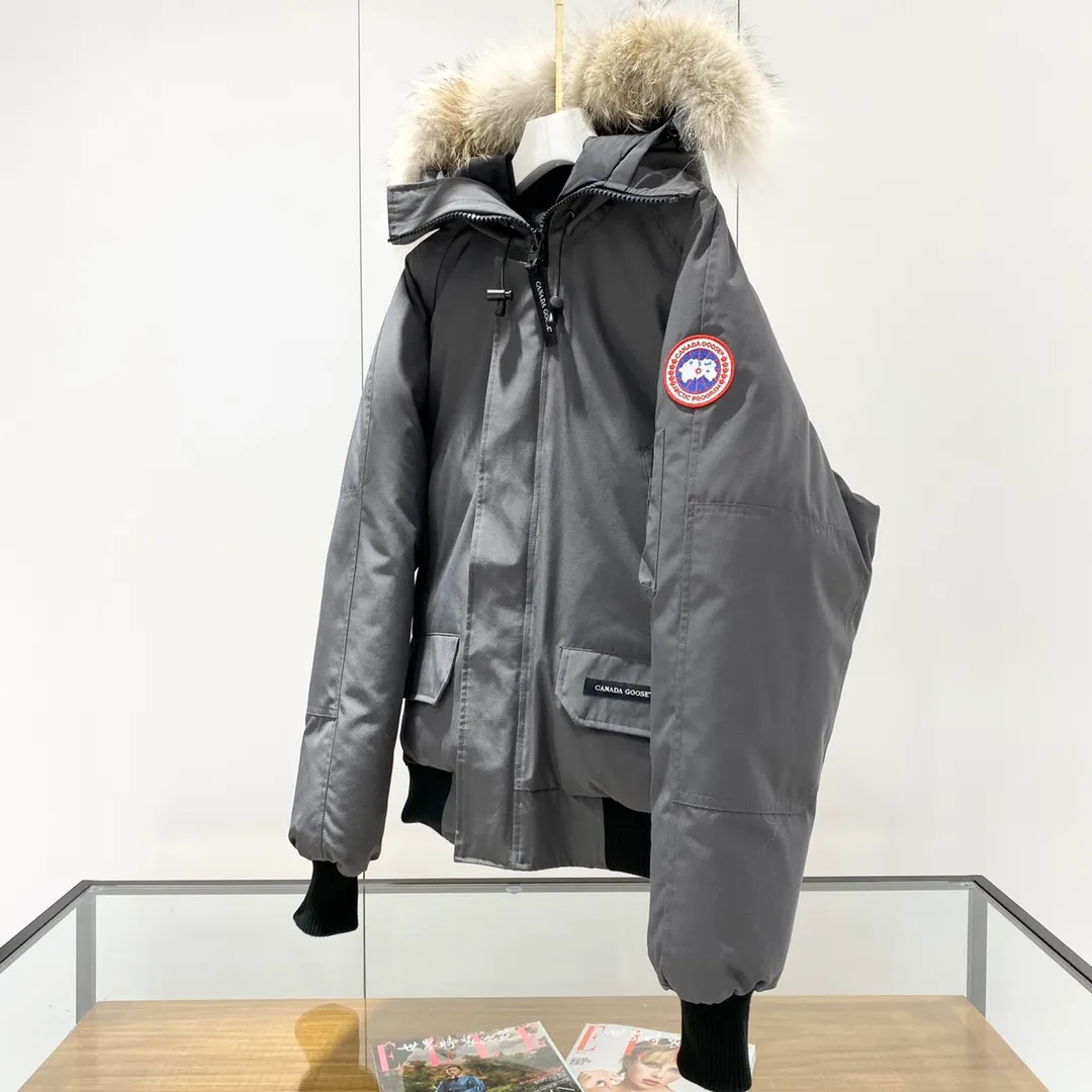 P760 Canada goose/Canada Goose 01 Couple Expedition Parka Down Jacket, authentic original version, you need to compare with the original to check it out at any time, all accessories are customized from the original factory 💯The softness and hardness of the fabric is compared with the original, and it can be restored by kneading at will (fabric misunderstanding: Fabrics with high hardness are not waterproof. Only when you buy the latest authentic version this year will you notice the softness and comfort of the fabric) 💯The down is synchronized with the authentic white duck down, fluffy and not lumpy. Electronically controlled velvet filling machine 💯Customized zippers with authentic YKK military-grade copper core zipper pullers, high hardness and no jamming 💯The fur collar is purchased from Western Canada coyote skin original customization 💯All workmanship and wiring are controlled by workers with more than ten years of experience. They must be horizontal and vertical, and are not allowed to twist. The inner wiring density is more sophisticated. Feel free to compare 💯Big goose label Collar label Washed label Hangtag Zipper cord Pocket label Back label, collar velvet, Velcro fasteners, cuffs, all details are updated simultaneously with genuine products. The best version, the most complete color matching, all kinds of battle products. Color: off-white, black, charcoal gray, navy blue, red, blue. Size: XS-XXL
